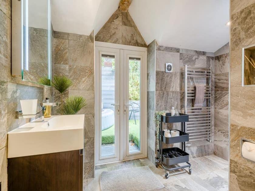 Casa de férias 2 Bedroom Cosy With Hot Tub In Hambrook Close To Centre Bristol