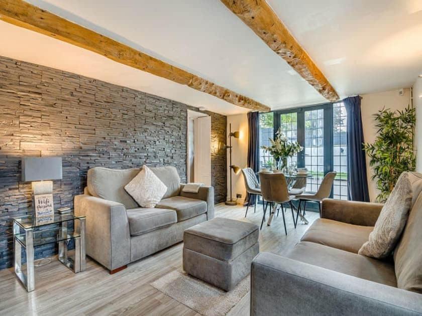 2 Bedroom Cosy With Hot Tub In Hambrook Close To Centre