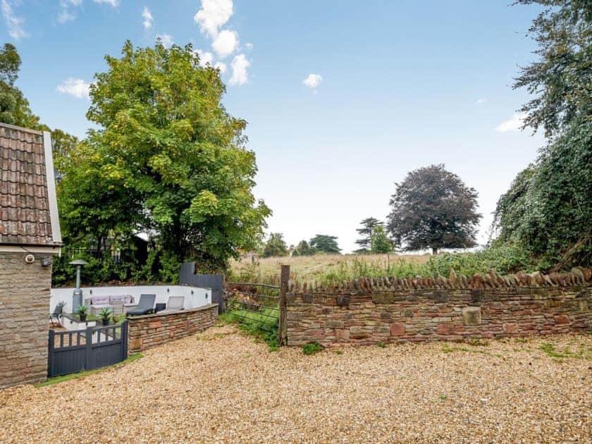 2 Bedroom Cosy With Hot Tub In Hambrook Close To Centre